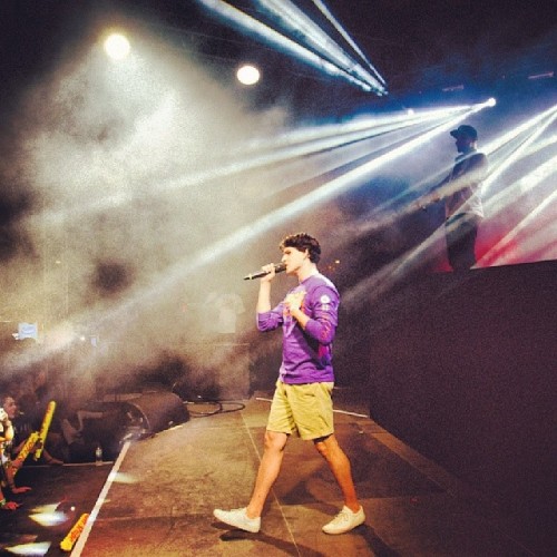 fullmetalparka:Ezra Koenig performing ‘Jessica’ with Major Lazer in Kingston, Jamaica(via Diplo’s in