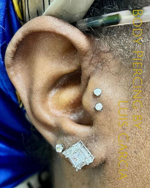 Check out this healed double tragus with @anatometalinc prong set CZs #bodypiercing #traguspiercing 