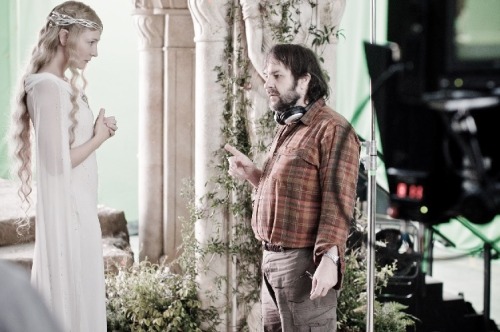 thecrownlesskings:Hobbit production stills ~ behind the scenes with Peter and the elves (+ a wizard)