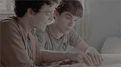 dxhaans:   everyone keeps controlling me and no one wants me to kiss anyone.  