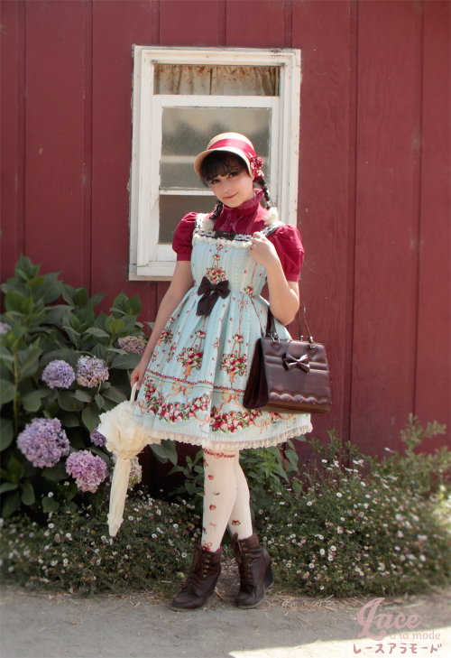 lace-a-la-mode:  Earlier this Summer the local lolitas held a small strawberry picking meet.Read about it on my blog!