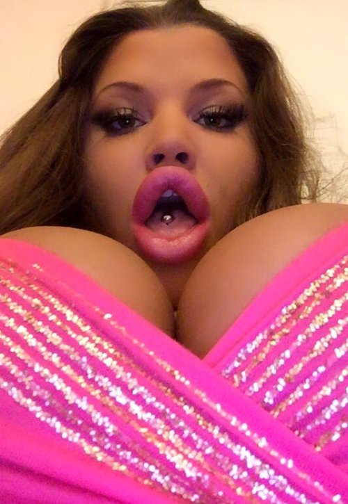 realbimbos:  Nadja Diamond - camgirl myfreecams  This blog is powered by: fnchen.tumblr.com