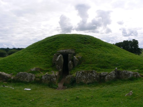 effervescentaardvark:  Bryn Celli Dhu (The Mound in the dark grove), Anglesey.Bryn Celli Dhu began a