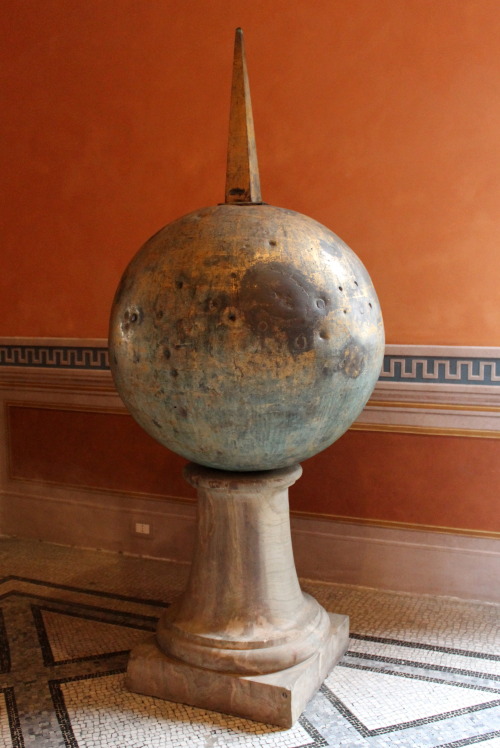 echiromani:In the Capitoline Museums: the first-century bronze ball that used to decorate the top of