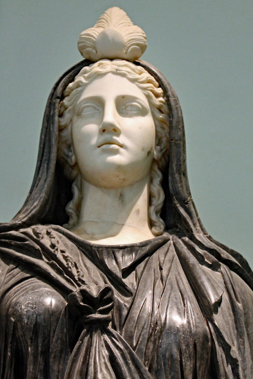 echiromani: Statue of the Egyptian goddess Isis, 2nd century AD. Farnese Collection, Naples.
