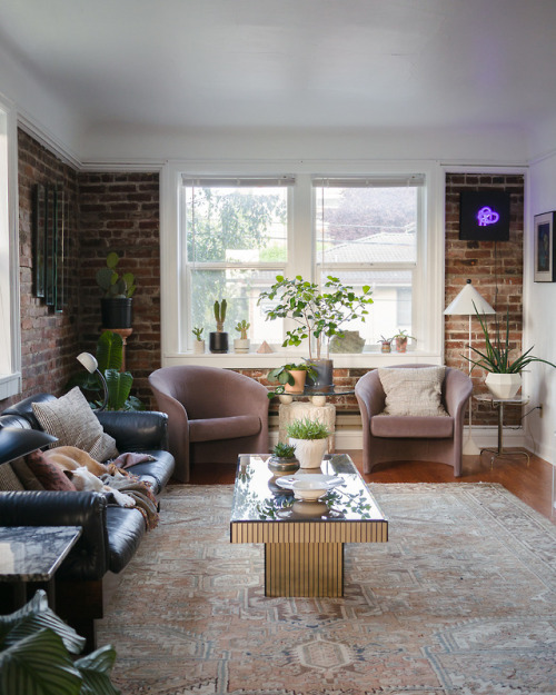 homesteadseattle: Swapped the Saarinen exec chairs for this mauve mohair Massimo Vignelli pair. Feel