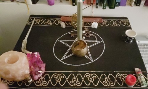 Altar & crystal grid ive got up for the eclipse even though i cant see it bc its daylight here. 