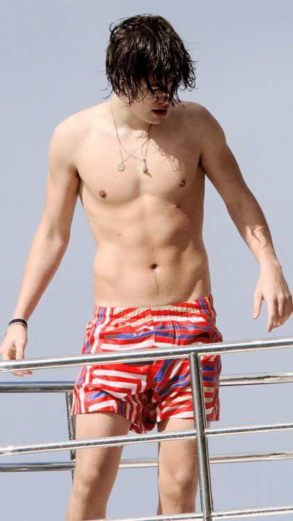 *requested* shirtless harry lockscreenslike if save/use pleaserequests are open!I advise taking a sc