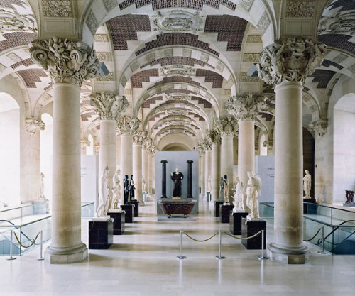 poeticasvisuais:Musée du Louvre, Paris, 2005Photo by Candida HöferMore related posts: Candida Höfer 