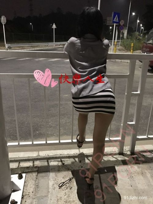 yuesimi:jingguanqibian:俗话说：小别胜新婚！！清明假期结束，老家赶回深圳，还没回到女友就发信息想我了！马上赶回家，一番大战后，女神竟然提出想外拍（看来上次露出，这骚货玩得上瘾了）