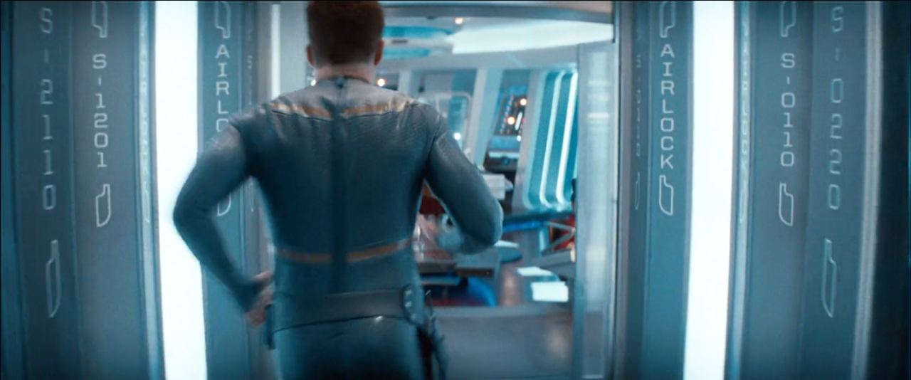 comandanteraven:  Chris Pine’s bulges in lycra in Star Trek into Darkness. Handsome