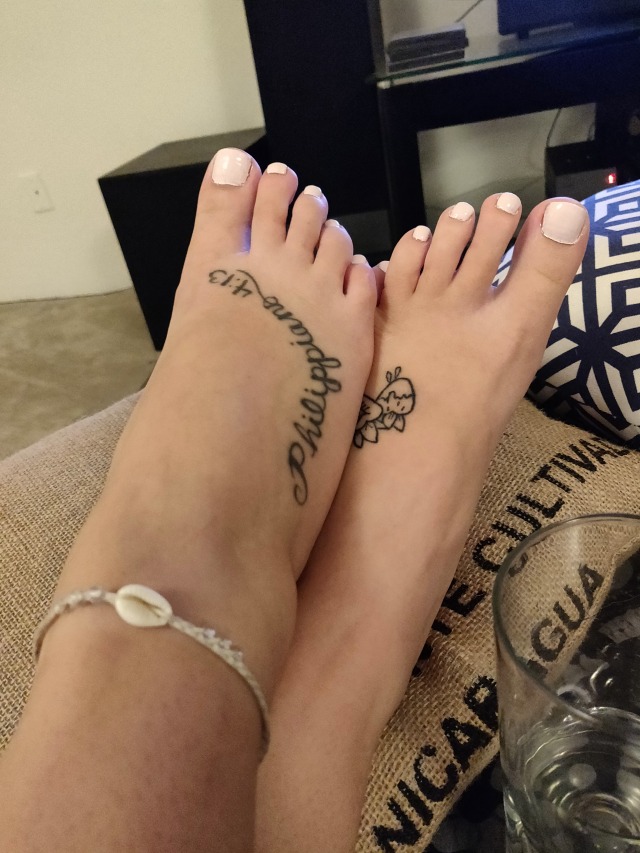 wifesfeetsworld2:Need some new ideas for pictures let me know? ;)