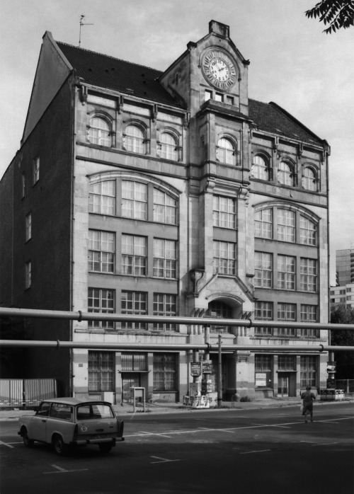 Hausvogteiplatz in Mitte, 1996 Die Gegend um den Hausvorgteiplatz war vor dem Krieg ein Zentrum der 