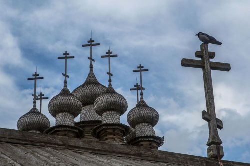 ohsoromanov:The Church of the Intercession and the Chapel of the Archangel Michael in Russia’s Kizhi