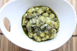 foodffs:  Cilantro and Basil Pesto with Gnocchi  Really nice recipes. Every hour.   