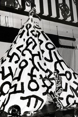 titaniumtopper:  eytys:  Grace Jones in dress by Keith Haring, 1986.   http://titaniumtopper.tumblr.com/archive