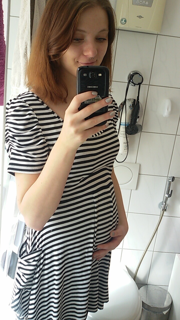 minnie-me-and-me: Belly baby is growing and growing♡  Die Murmel wächst und wächst♡