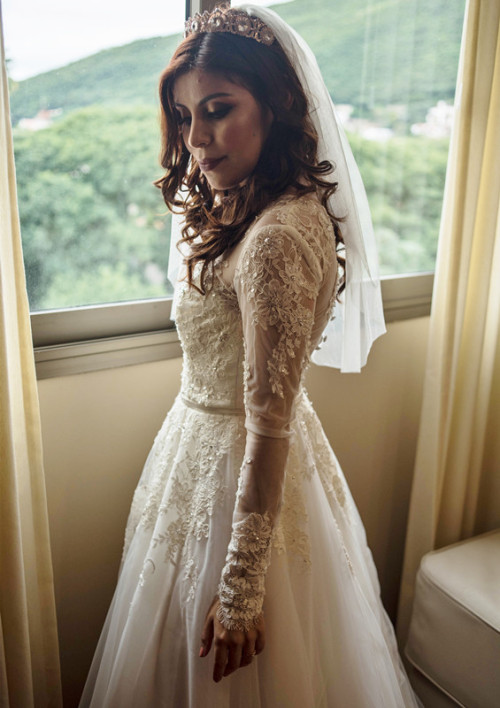 This lace wedding dress with long sleeves is exactly what our Monday needs! And our #cocomelodybride