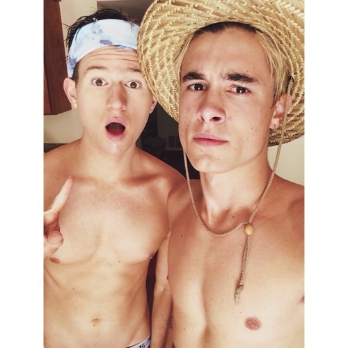 famous-male-celeb-naked:  Kian Lawley