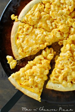 therecipepantry:  Macaroni and Cheese Pizza 