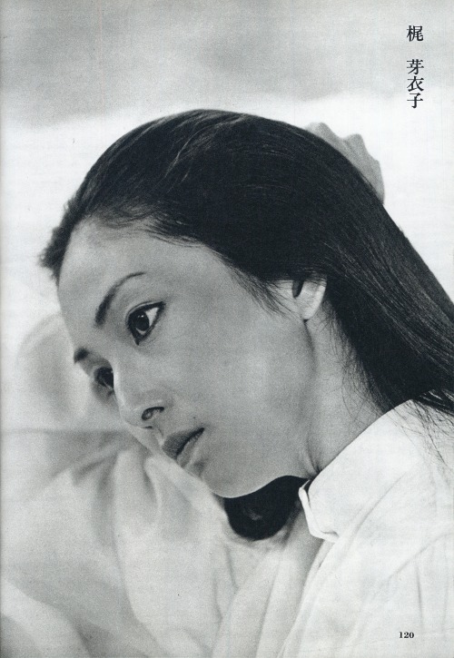 Meiko Kaji (梶芽衣子) photographed by Isao Hiraishi (平地勲).Scanned from Asahi Camera (アサヒカメラ), October 19