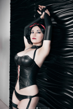 hotcosplaychicks:  Snow White - 2 by ZoeVolf   Follow us on Twitter - http://twitter.com/hotcosplaychick 