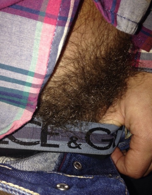 peludosdeensueno:  italtopcop:  theproudhomosexual:  I love thick male bush.  Yeah me too.   Hell yeah! No reasons to shave.