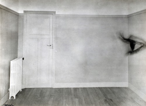 magictransistor:  Maurice Tabard. Room with Eye. 1930. 