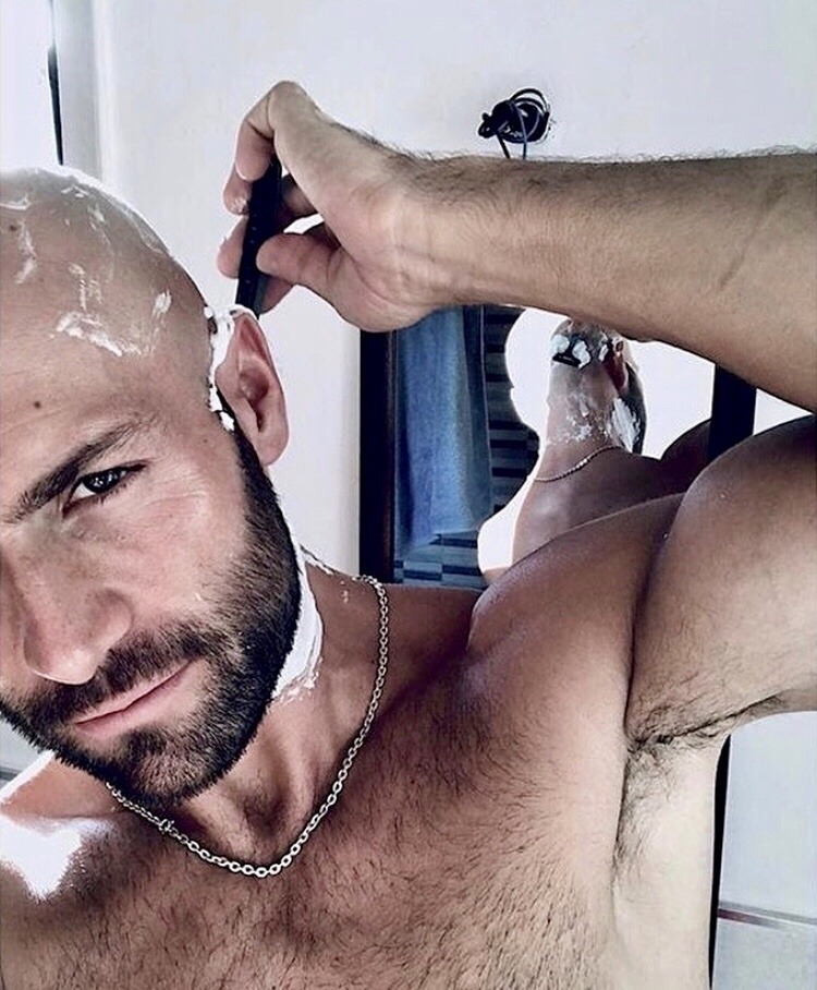 maleshaveheadlover: