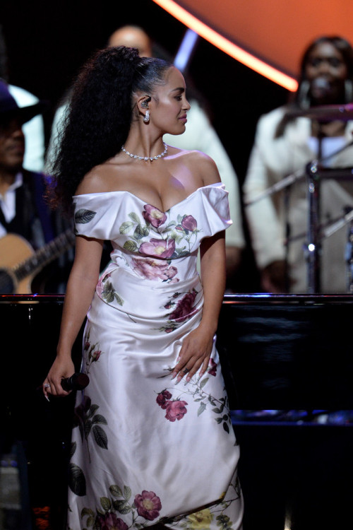 jorjasource:  Jorja Smith performing at the Global Citizen Prize 2019 at Royal Albert Hall in London (December 13, 2019)