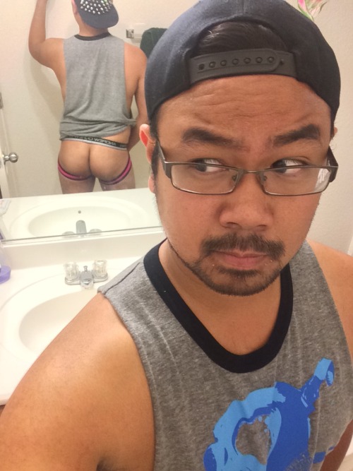 chesterlepanda:  Damn that guy behind me has a nice ass. 