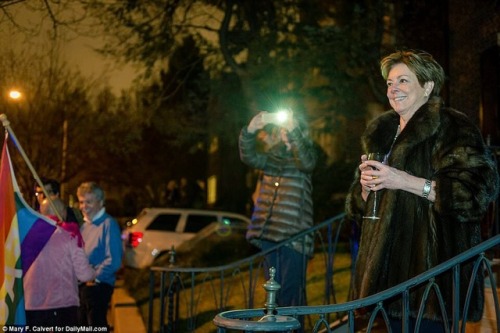 surprisebitch: sleepnoi7es:  One of Ivanka Trumps neighbors pulled out her fur and poured some wine to watch the protesters in front of Ivankas house.  a true ally 