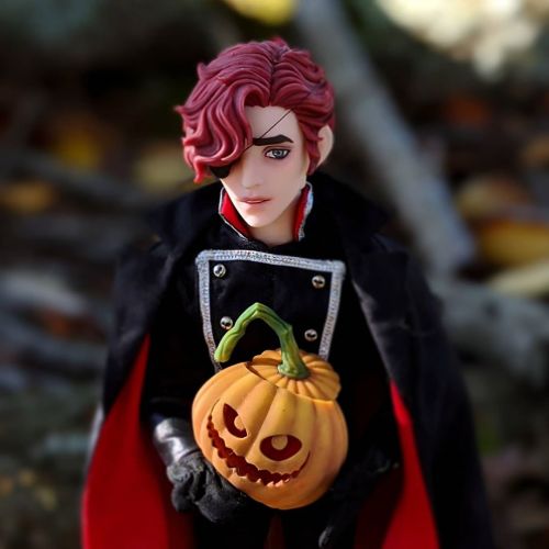 What are you guys doing this year for Halloween? Julian Devorak from @thearcanagame doll by @aishavo