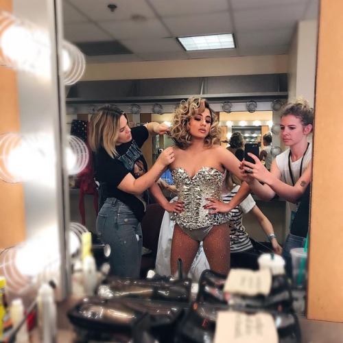 allybrooke: It takes a village, dahling ✨