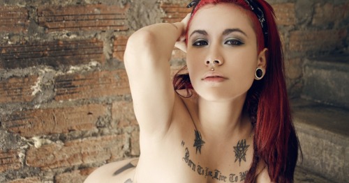 sexy-redhead-redhair-orangehair:    Ahmed Arif :“…Kimselere mecbur olmadım,olmam da…Ama senin mecburun olmak, beni hiç mi hiç küçültmüyor. Aksine yüceltiyorsun, insan ediyorsun, yaşatıyorsun…”#EllysSuicide  