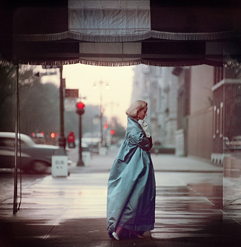 gatabella:  Gordon Parks, Evening Wraps at Dawn, New York, 1956.