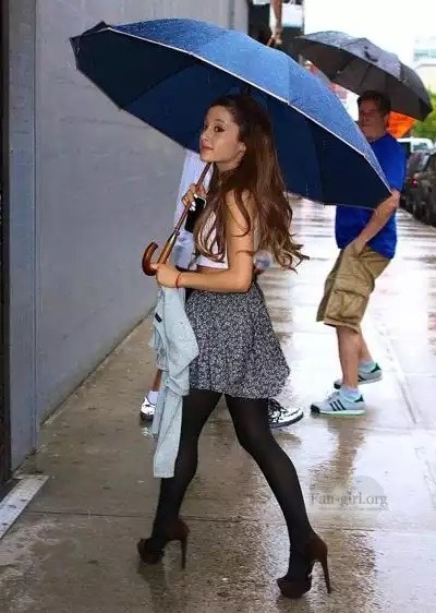 arianagrandetights:  Ariana Grande - black tights and cute skirt