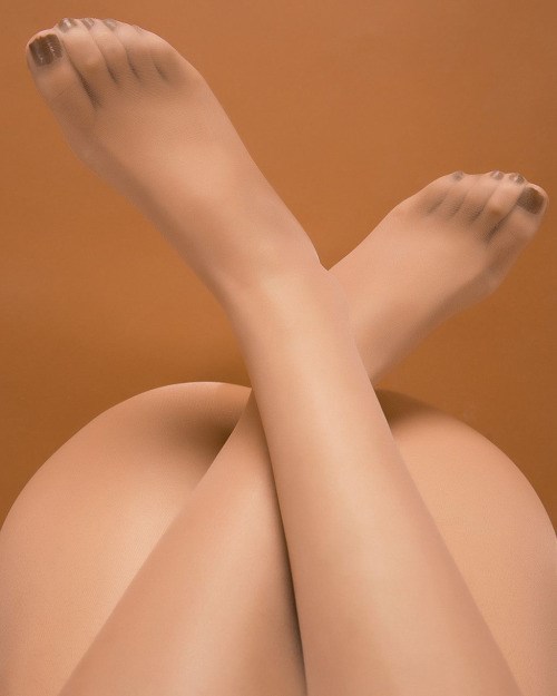 pretty-lucille-pantyhose: Nylon stocking fetish and suntan pantyhose feet