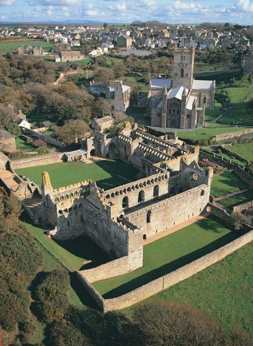 cocoandgin:St Davids Bishops Palace and St Davids Cathedral 