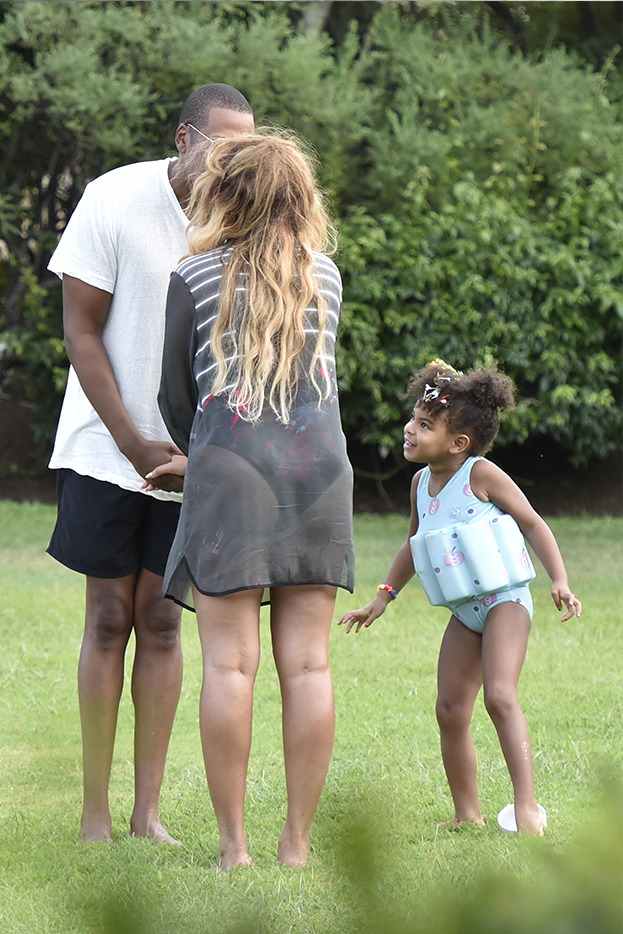 sixbae:  cosmic-noir:  beyoncefashionstyle:    Beyonce, Jay Z Blue Ivy in Sardinia,