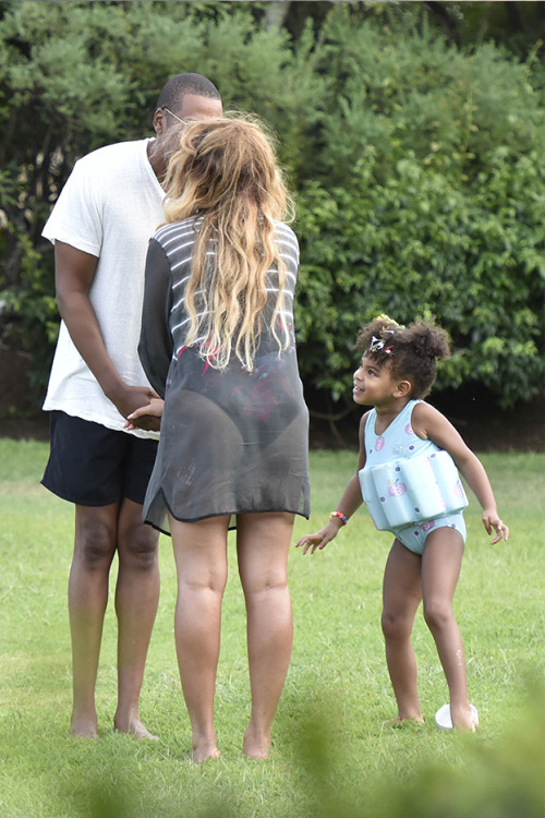 sixbae:  cosmic-noir:  beyoncefashionstyle:    Beyonce, Jay Z Blue Ivy in Sardinia, Italy (Sep. 16)      This is probably my favorite picture of them. Blue’s just looking up at them being in love and I’m melting  she’s gonna be tall