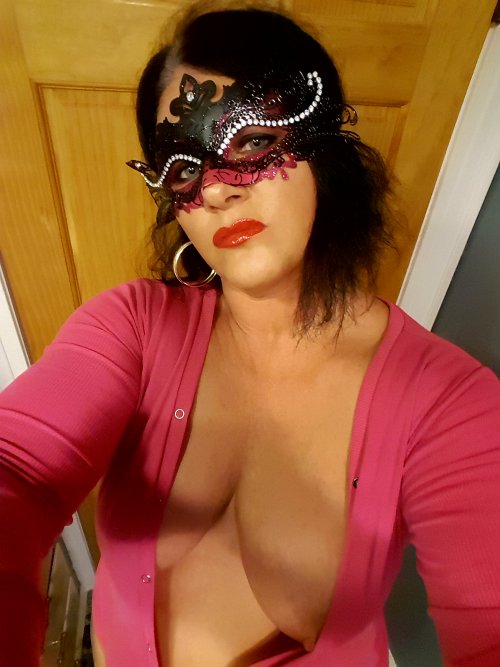 pixilike:  sexfilledcouple:  Few more. Bet you want to see the rest of me ;-) reblog if u like my tits! - her  #milf #hot #curvy #titsc mmmmmmmmmm love your titties