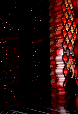 holdingontoyoufordearlife:We got the Kate McKinnon Strut at the mother freakin’ Oscars. 