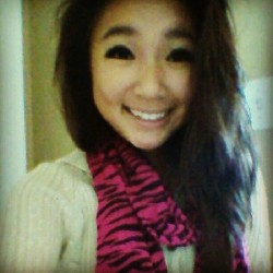 theofficialsofiathai:  I got to wear scarves for like a week :[ #HoustonWeather #TooHotToBeWinter #scarf 