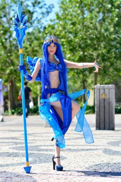 baroncommie:  Awesome Janna Frost Queen cosplay