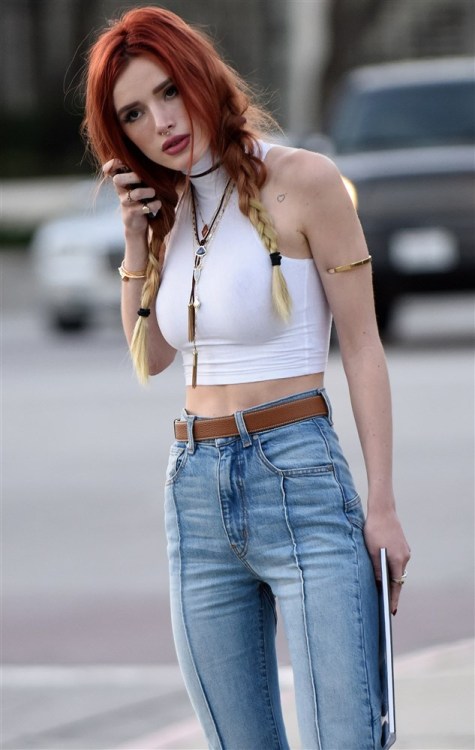 slipnips4u: Bella Thorne nips