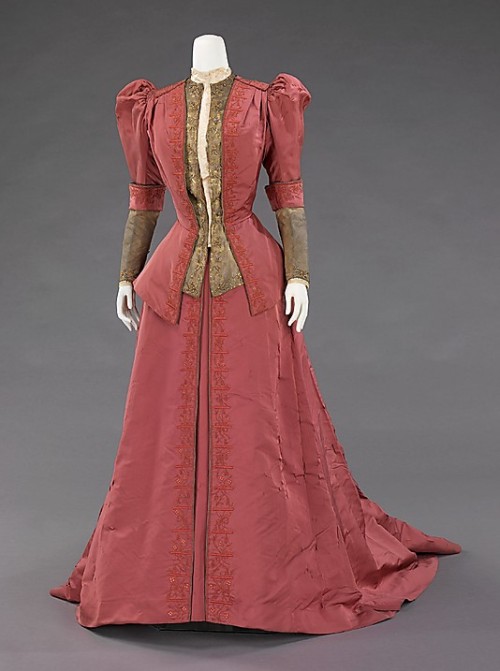 Dinner Dress by House of WorthFrance, 1900Met Museum This was worn by the wife of one of the great A