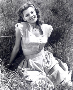vintagefashionandbeauty: Rita Hayworth photographed in the 1940s. (x)