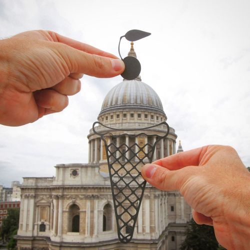 dejame-tomarte-una-foto: culturenlifestyle:  Artist Transforms Famous Landmarks with Quirky Paper Cut Outs London-based artist and creative specialist Rich McCor transforms some of the world’s most famous landmarks, including Big Ben among others into