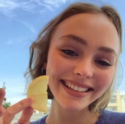 frizzhle:  sherbeht:  yuzees:uncacti:mangolero:JOHNNY DEPP’S DAUGHTER IS SO CUTE I’M DYINGShe looks a lil like AnnaSophia RobLily goddess of lemons   have some candy  ♥